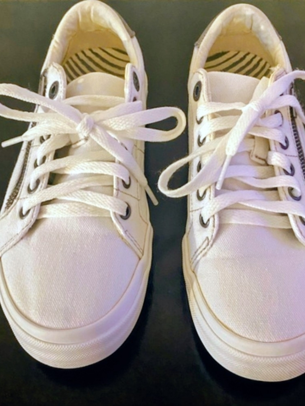 Taos Footwear Cream White/Gray Low-top Snrakers Size 7.5 - Picture 3 of 5